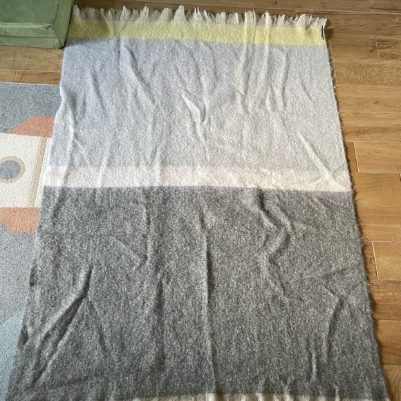 St. Albans 100% Mohair Wool Gray/Yellow/White Throw Blanket - Picture 9 of 11